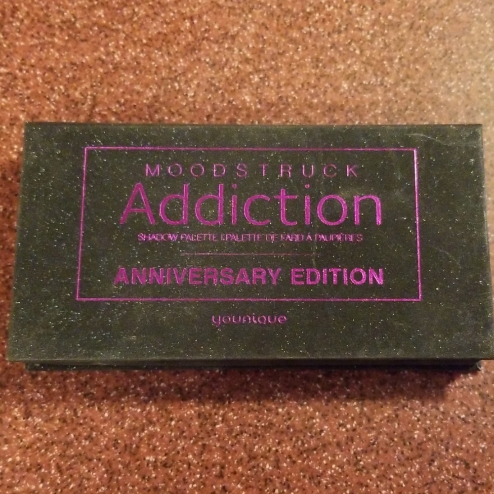 Younique moodstruck eyeshadow palette